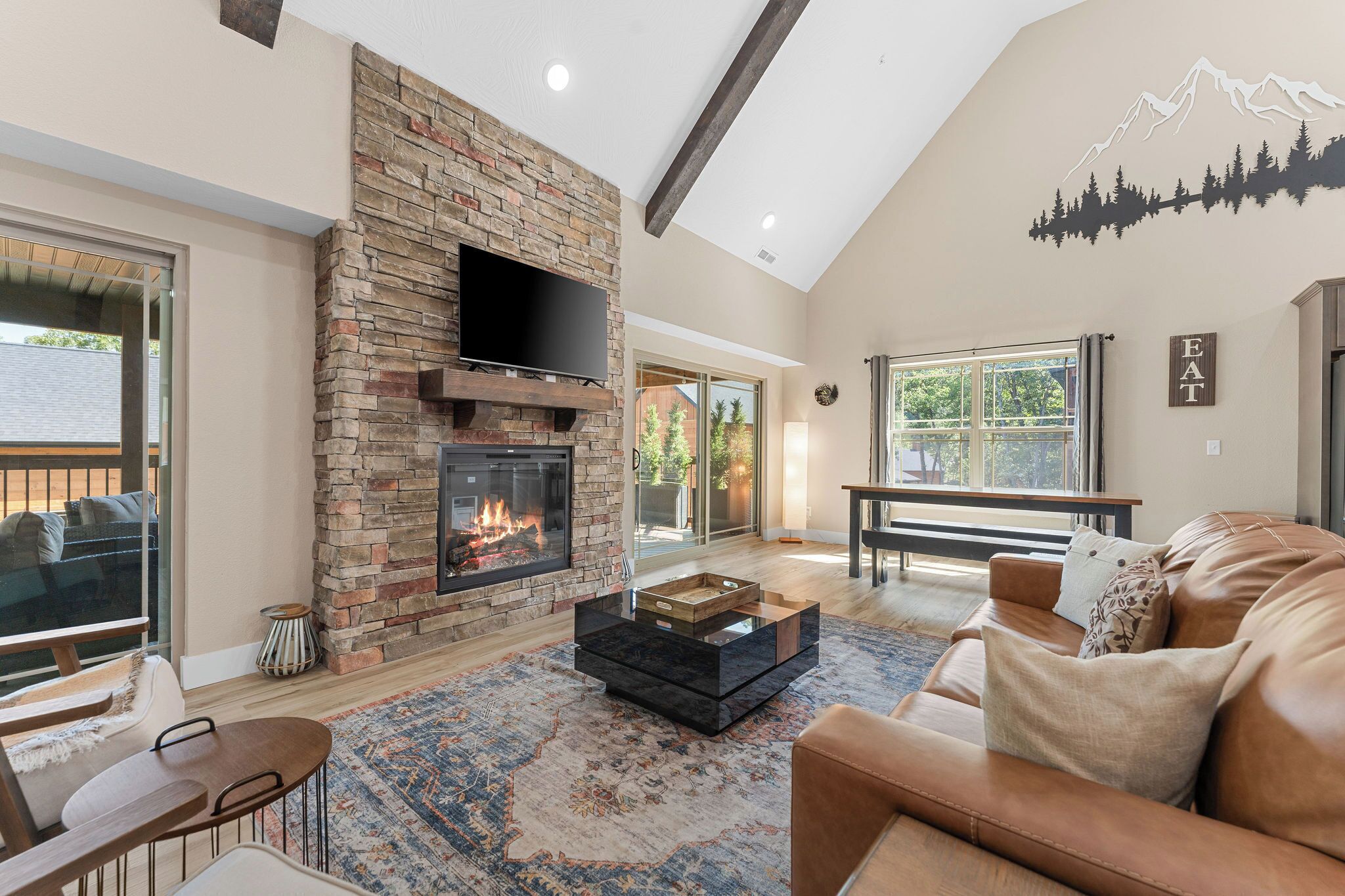 Smart TV, fireplace