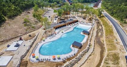 Lakeside Cabin by Branson: Perfect Getaway with indoor pool, hot tub on deck!