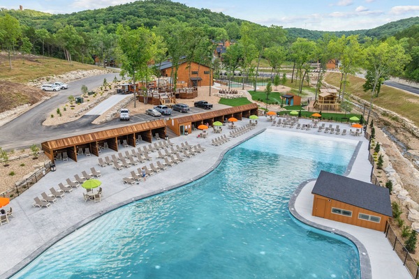 Een binnenzwembad en een buitenzwembad