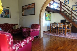 Tv, eldstad och en stereo