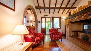 Televisie, een open haard en een stereo