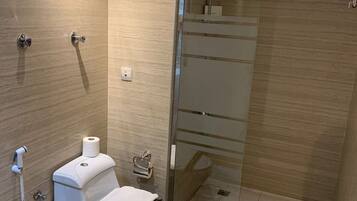 Een douche, een haardroger, handdoeken, zeep