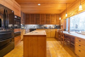 Jääkaappi, uuni, kahvin-/teenkeitin