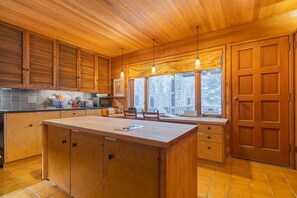 Fridge, oven, coffee/tea maker, cookware/dishes/utensils