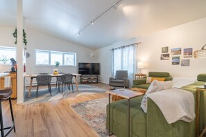 Smart TV, books - The Upper Downtown Suite 2.0 (Fairbanks)