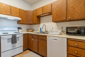 Een koelkast, een magnetron, een oven, een kookplaat