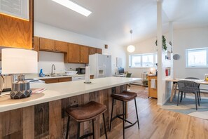 Een koelkast, een microgolfoven, een oven, een kookplaat