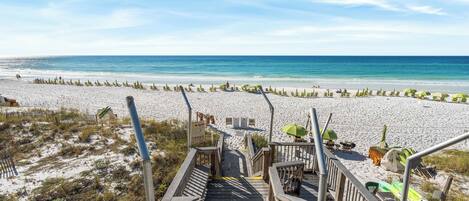 Plage à proximité, chaises longues, serviettes de plage