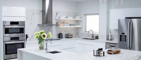 Een koelkast, een magnetron, een oven, een kookplaat