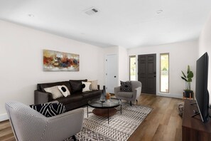 TV - 3BR • Sleeps 6 • Near Q2 | SXSW | North/Central (Austin)