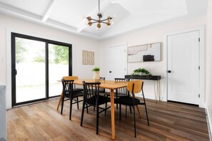Dining - 3BR • Sleeps 6 • Near Q2 | SXSW | North/Central (Austin)