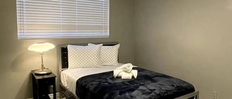 2 habitaciones, tabla de planchar con plancha, wifi y ropa de cama