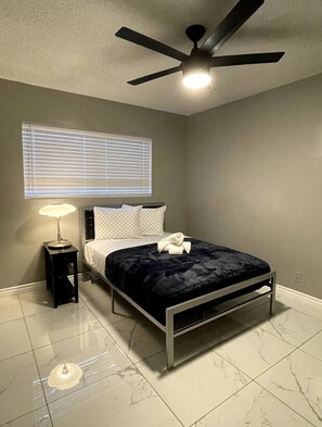 2 室のベッドルーム、アイロン / アイロン台、WiFi、ベッドシーツ