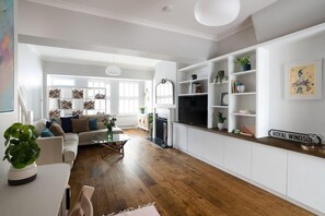 TV, fireplace - Spacious Home in Central Windsor with Large Garden (Berkshire)