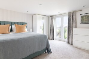 4 bedrooms, desk, iron/ironing board, travel crib - Spacious Home in Central Windsor with Large Garden (Berkshire)