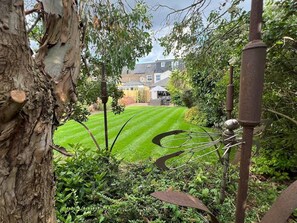 Property grounds - Spacious Home in Central Windsor with Large Garden (Berkshire)