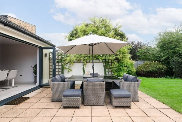 Outdoor dining - Spacious Home in Central Windsor with Large Garden (Berkshire)