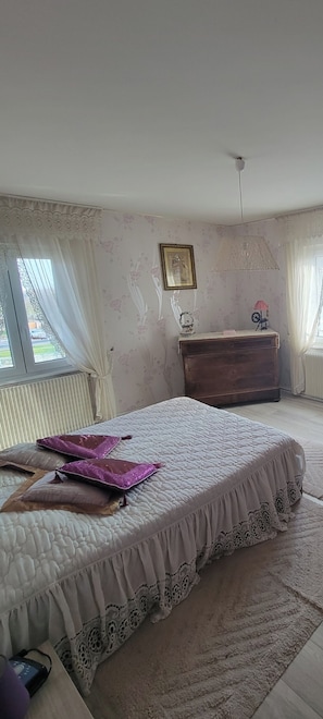 3 slaapkamers, een strijkplank/strijkijzer, reisbedje, gratis wifi