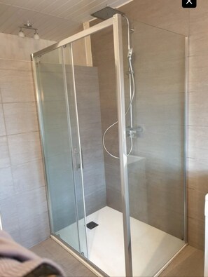 Shower, hair dryer, towels, toilet paper - Gîte Line 100M2 à Eguisheim *** (Eguisheim)