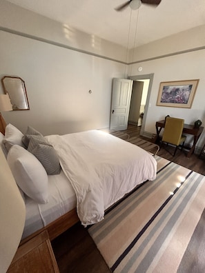 7 室のベッドルーム、デスク、WiFi (無料)、ベッドシーツ