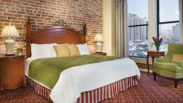 1 soveværelse, pengeskab på værelset, skrivebord, strygejern/strygebræt