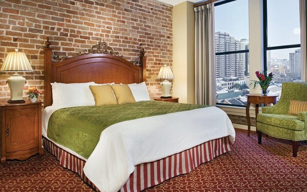 1 dormitorio, caja fuerte, escritorio y tabla de planchar con plancha