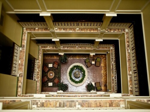 Mardi Gras Central! 4-star resort. King BR+ LR Queen pull-out. Full Kitchen.