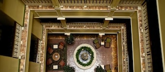 Mardi Gras Central! 4-star resort. King BR+ LR Queen pull-out. Full Kitchen.