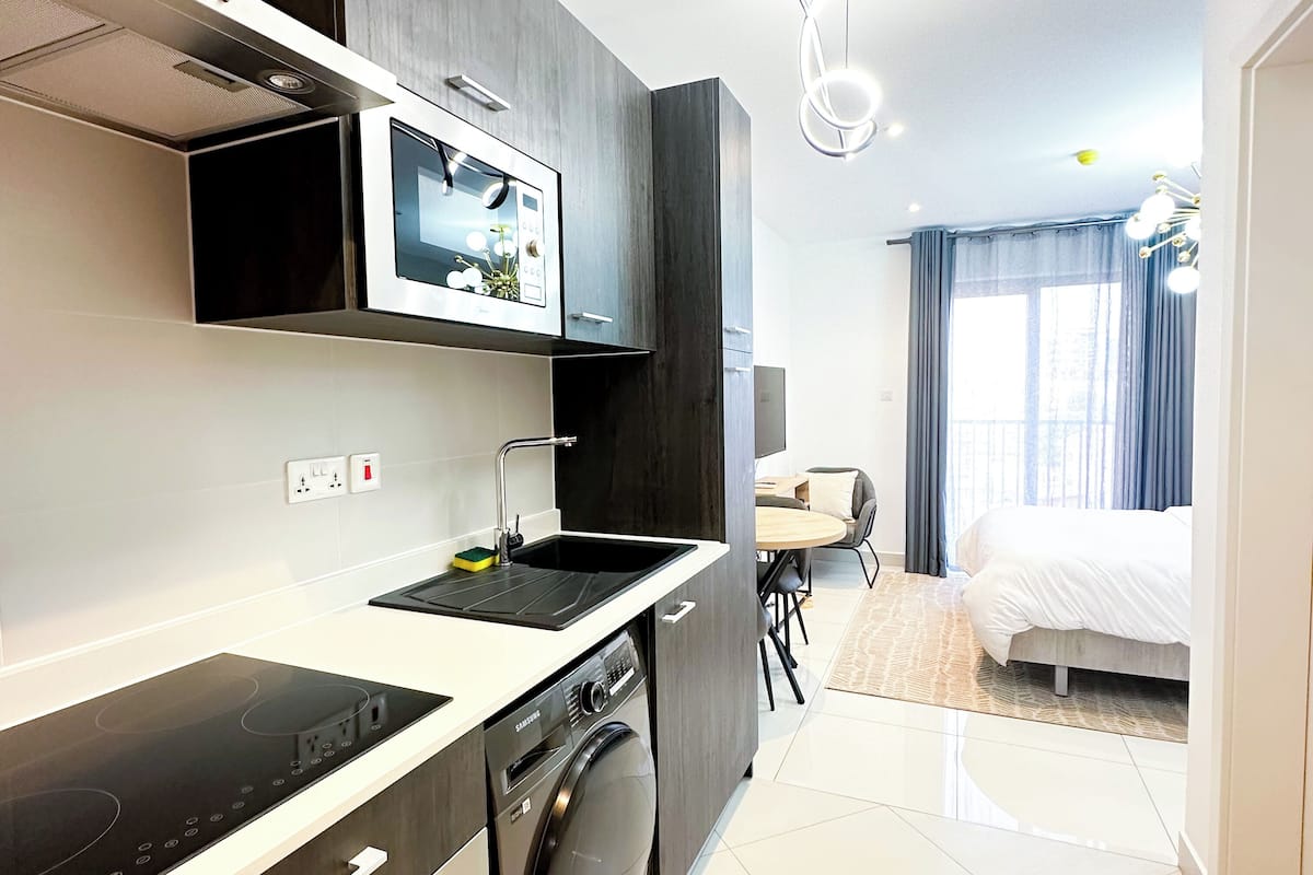 Studiosvit Deluxe - utsikt mot staden | 1 sovrum, skrivbord, arbetsyta för laptop och ljudisolering