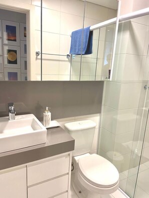 Apartment | Bathroom | Towels, shampoo - Residencial Porto Piçarras  (Picarras)