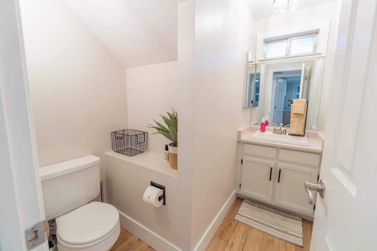 Een douche, een haardroger, handdoeken, shampoo