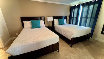 1 quarto, escrivaninha, ferros/tábuas de passar roupa, berço de viagem