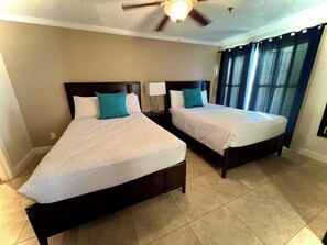 1 Schlafzimmer, Schreibtisch, Bügeleisen/Bügelbrett, Reisekinderbett