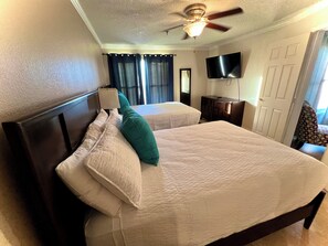 1 habitación, escritorio, tabla de planchar con plancha y cuna de viaje 