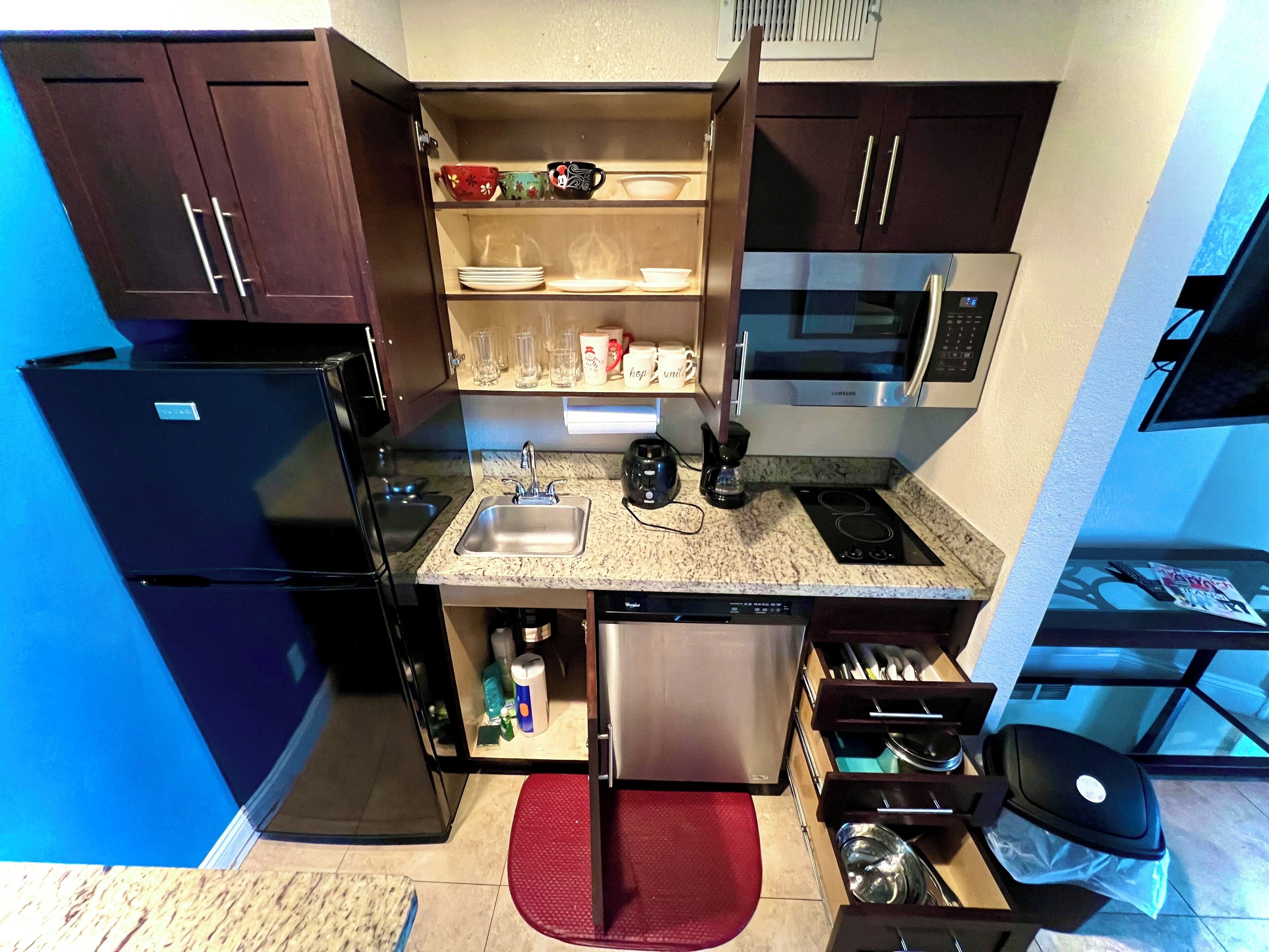 Refrigerador, microondas, parrilla de estufa y lavavajillas 