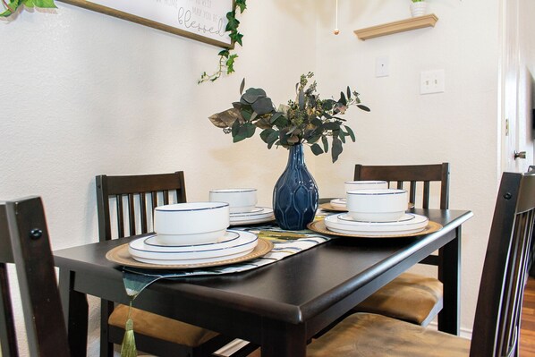 Dining - Charming 2-bedroom townhome with WiFi, AC in Enchanting Killeen (Killeen)