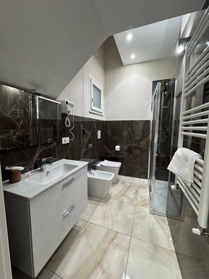 Dusche, Haartrockner, Bidet, Handtücher