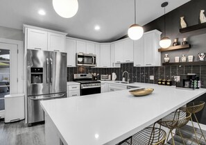 Refrigerador, microondas, horno y parrilla de estufa