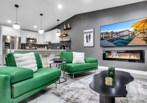 Smart TV, chimenea y tenis de mesa