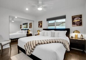 5 slaapkamers, een bureau, een strijkplank/strijkijzer, reisbedje