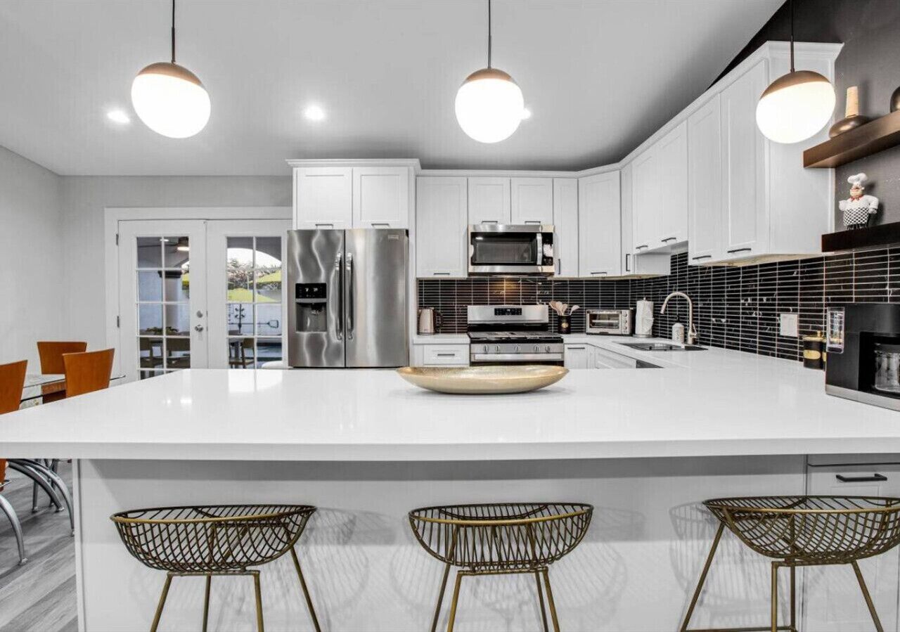 Jääkaappi, mikroaaltouuni, uuni, liesi