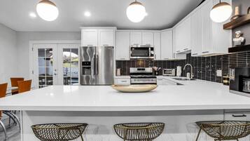 Een koelkast, een magnetron, een oven, een kookplaat