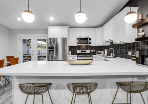 Een koelkast, een magnetron, een oven, een kookplaat