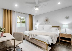 5 habitaciones, escritorio y tabla de planchar con plancha 