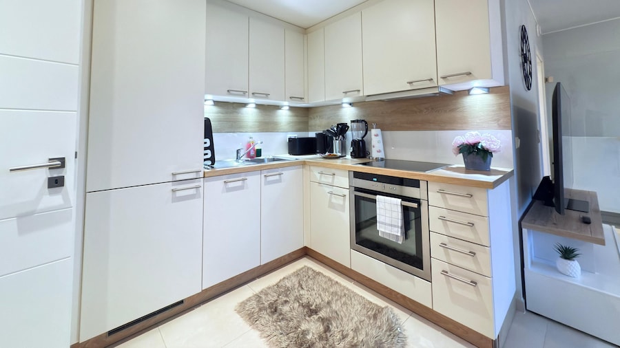 Comfort 2 bedrooms Apt w balcony&parking