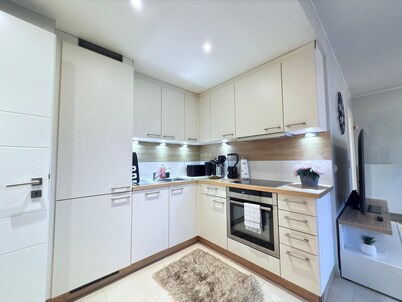 Comfort 2 bedrooms Apt w balcony&parking
