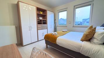 2 habitaciones, tabla de planchar con plancha, cunas y wifi gratis