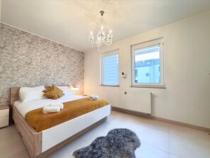 2 bedrooms, iron/ironing board, cribs/infant beds, free WiFi