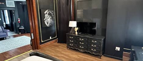 1 室のベッドルーム、デスク、アイロン / アイロン台、旅行用ベビーベッド