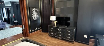 Black & Gold suite 202 -ADA Room